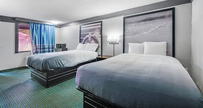 Super 8 by Wyndham Lantana West Palm Beach