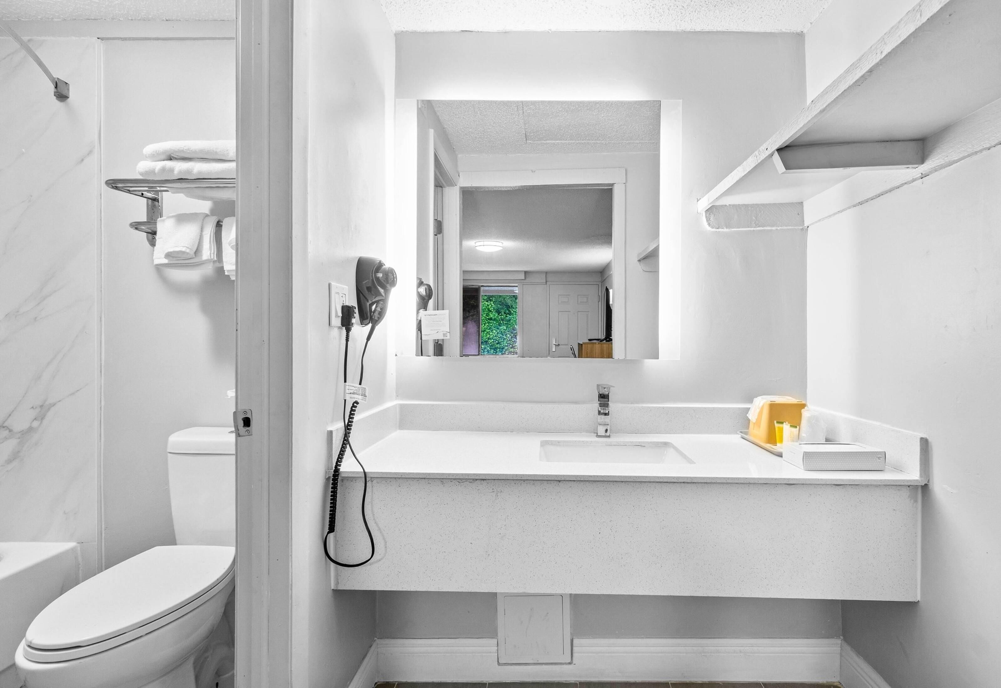 Combined shower/bathtub, free toiletries, hair dryer, towels