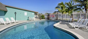 Super 8 by Wyndham Lantana West Palm Beach