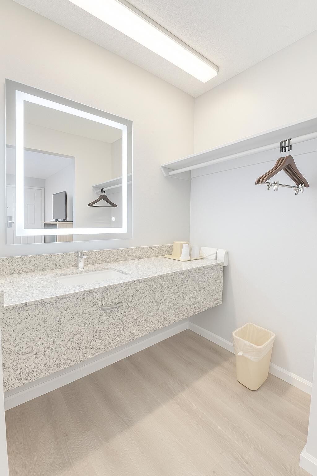 Tina con regadera, amenidades de baño gratuitas, secadora de cabello 