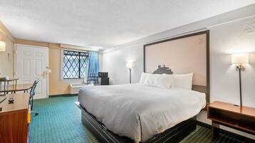 Escriptori, espai de treball apte per a portàtils i cortines opaques