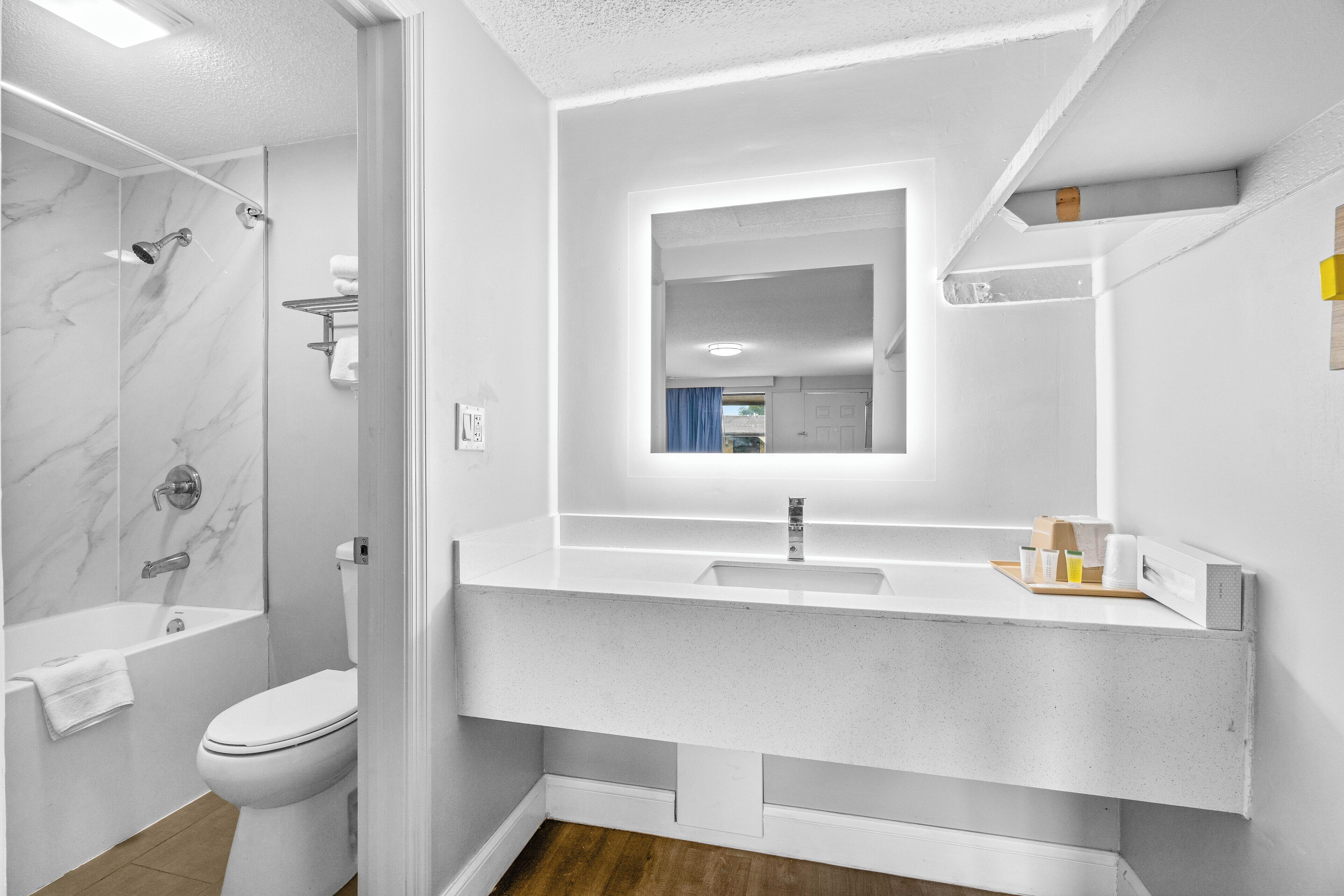 Combined shower/bathtub, free toiletries, hair dryer, towels