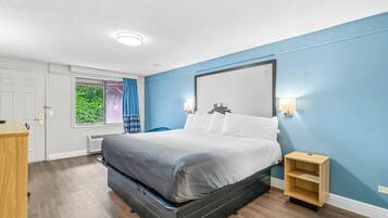 Escriptori, espai de treball apte per a portàtils i cortines opaques