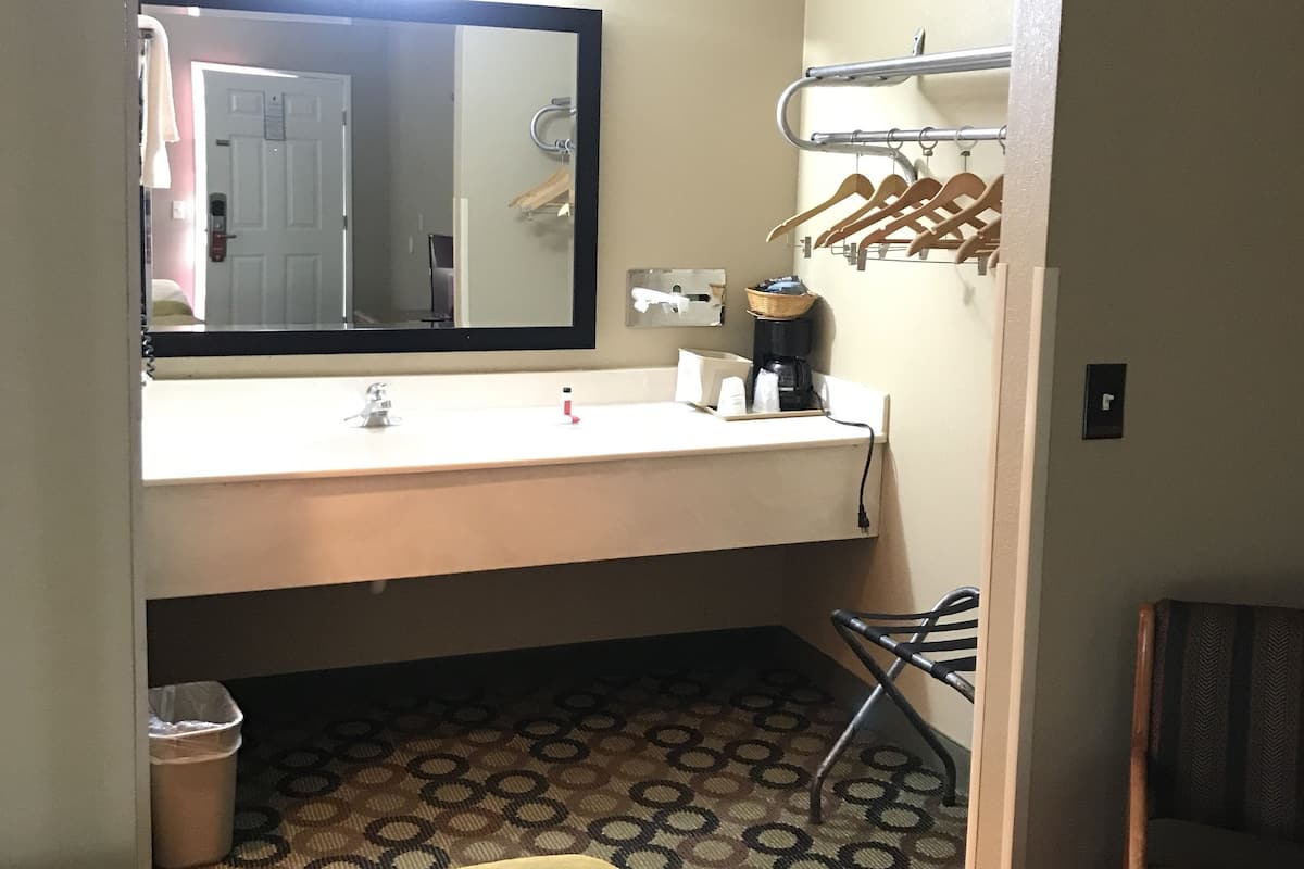 Combined shower/tub, free toiletries, hair dryer, towels