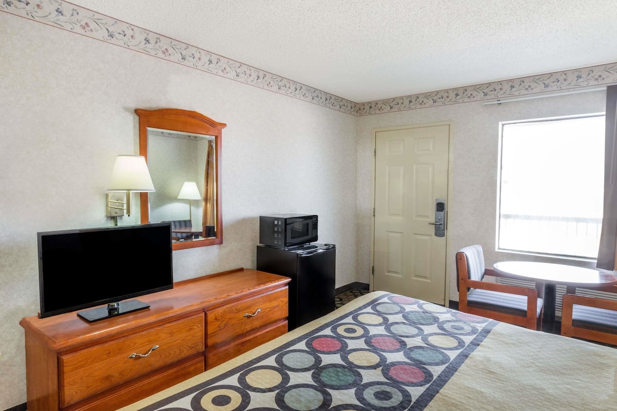 Laptop workspace, iron/ironing board, free cribs/infant beds, free WiFi