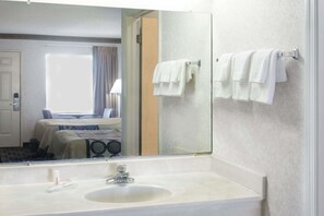 Duschwanne, kostenlose Toilettenartikel, Haartrockner, Handtücher