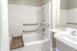 Standardværelse - 1 kingsize-seng - handicapvenligt - ikke-ryger (Mobility Accessible) | Badeværelse | Kombination af bruser/badekar, gratis toiletartikler, hårtørrer
