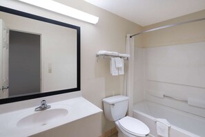Free toiletries, hair dryer, towels - Super 8 by Wyndham Cleveland (Cleveland)