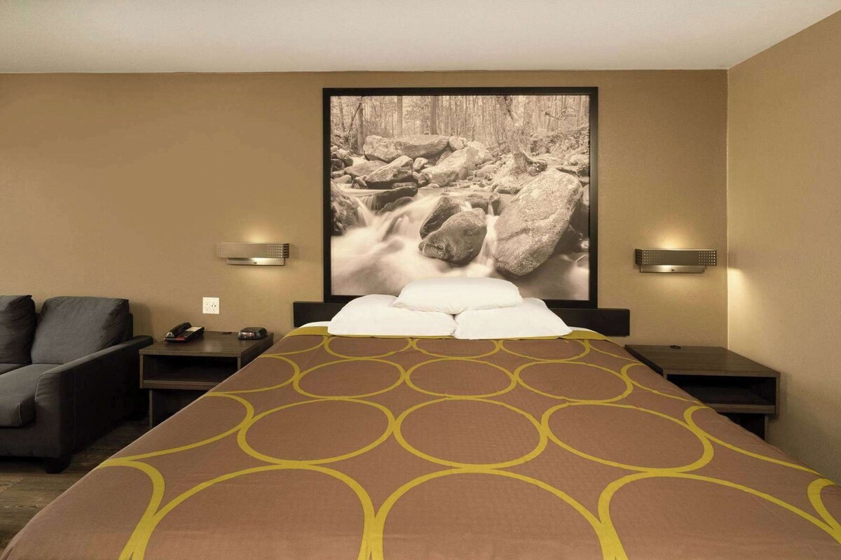 Iron/ironing board, rollaway beds, free WiFi, alarm clocks