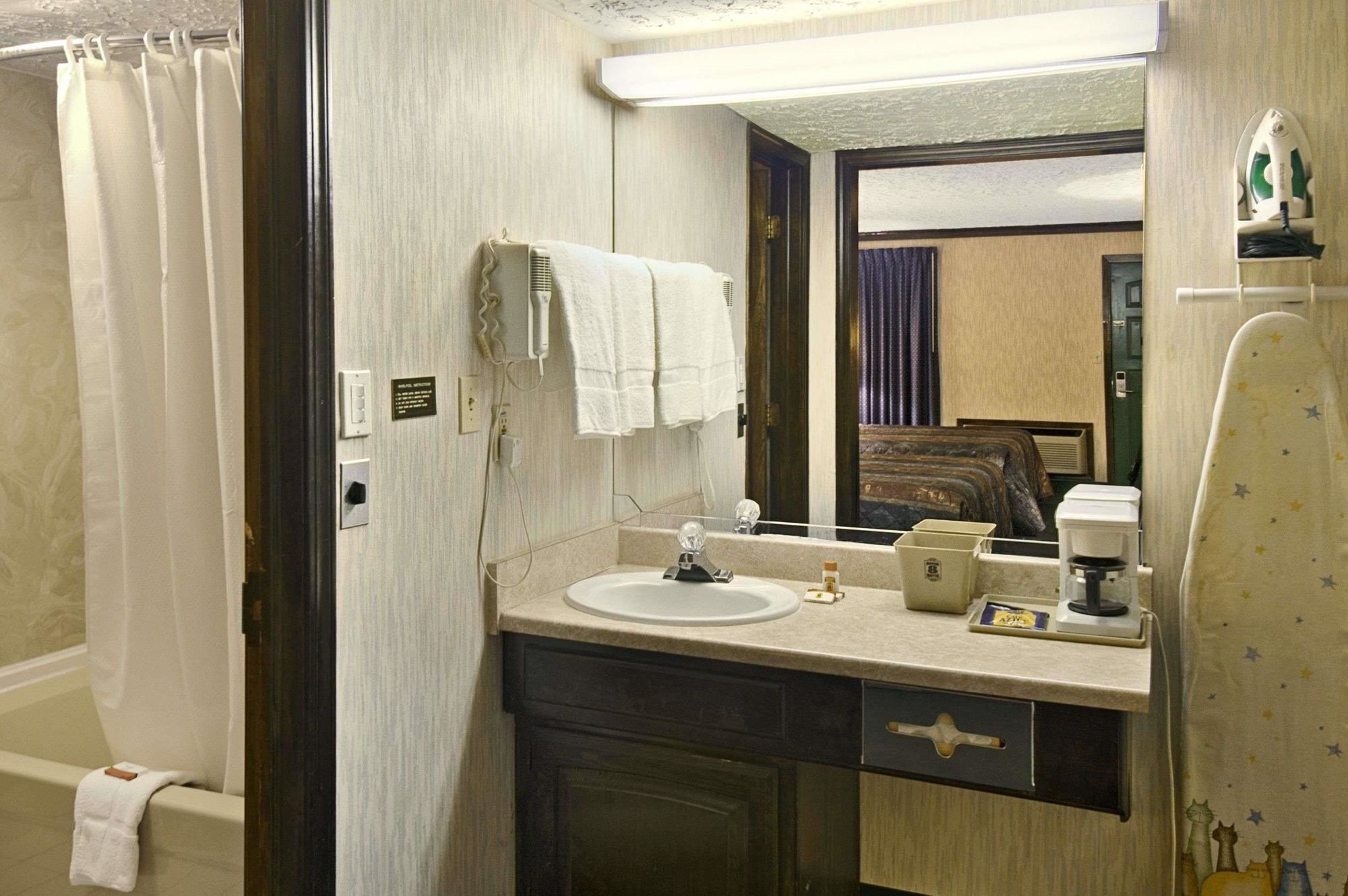 Tina con regadera, tina profunda, amenidades de baño gratuitas, toallas 