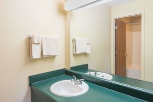 Chuveiro/banheira combinados, secador de cabelo, toalhas de banho 