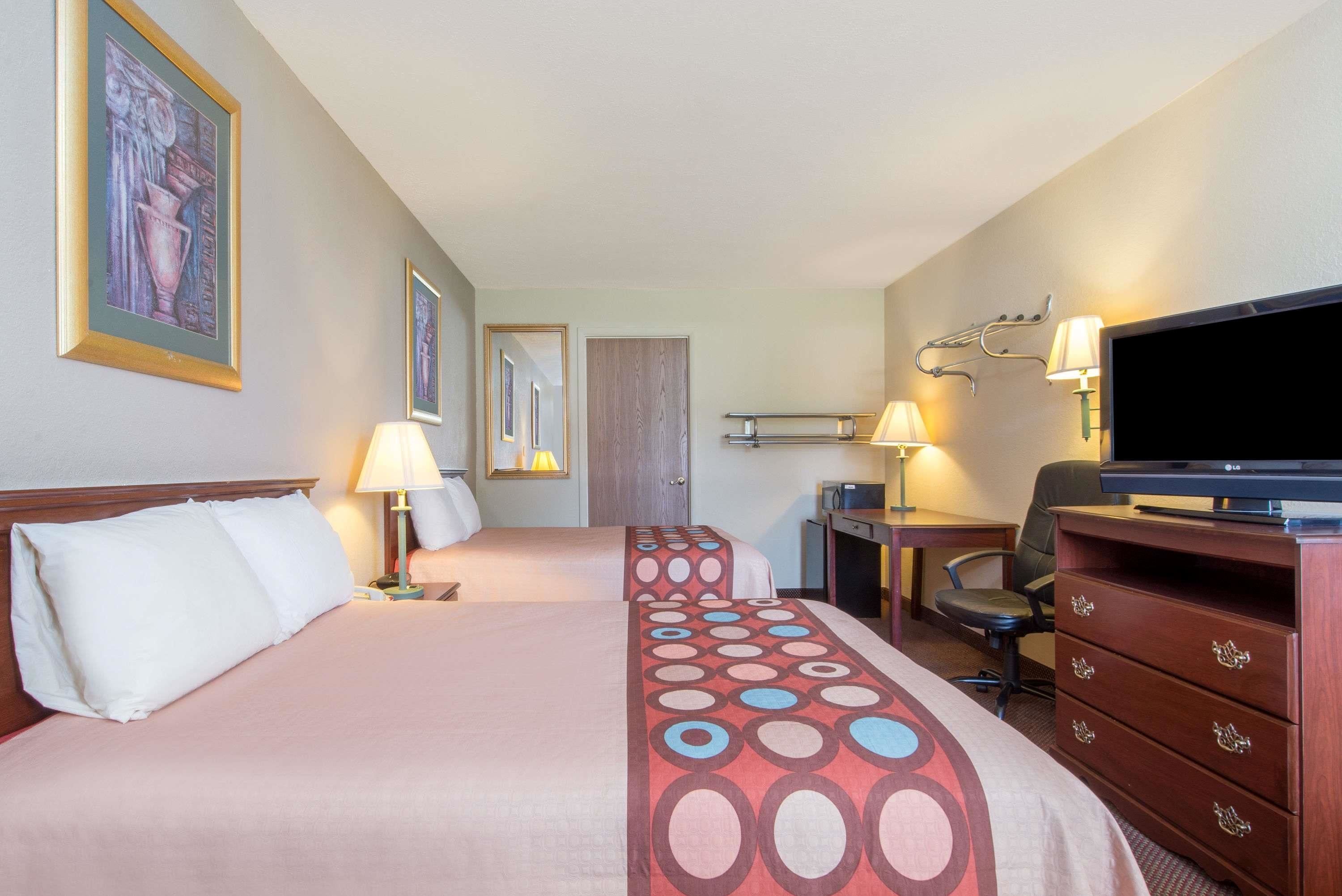 办公桌、笔记本电脑工作区、遮光窗帘、熨斗/熨板