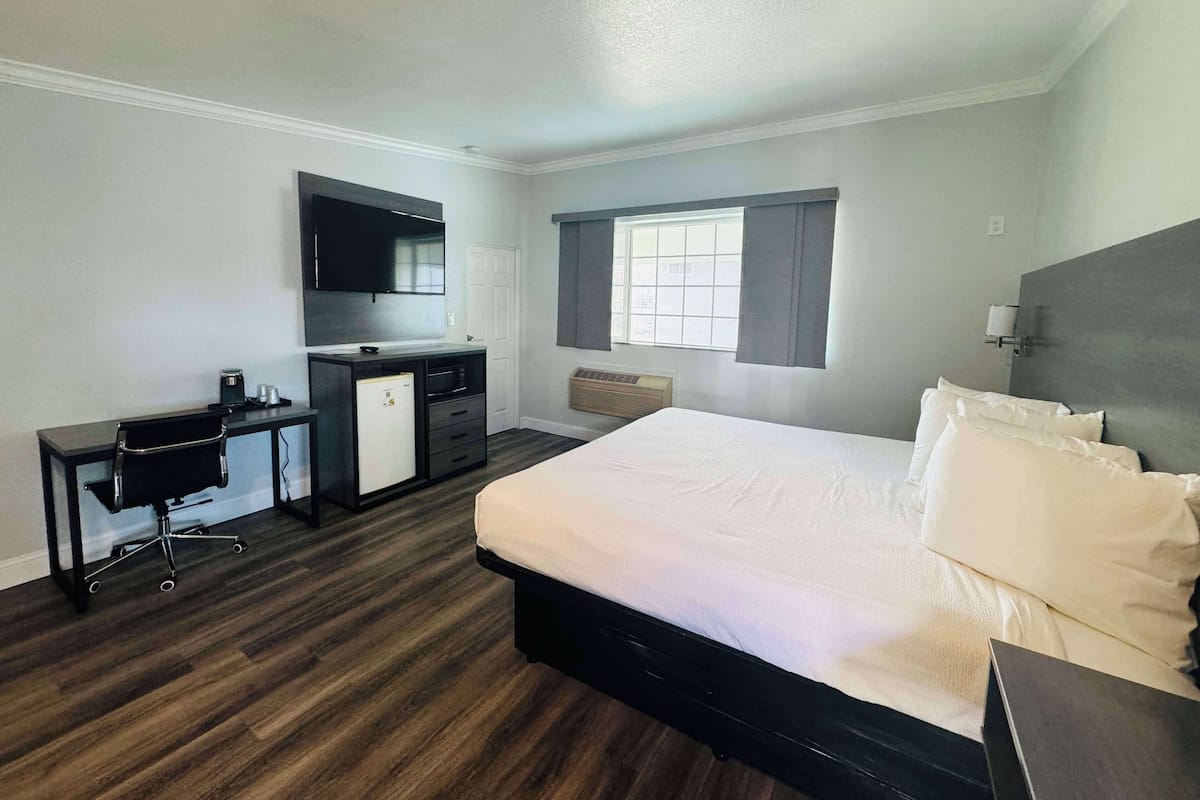 Standard Room, 1 King Bed, Non Smoking, Refrigerator & Microwave | Premium bedding, desk, laptop workspace, blackout drapes