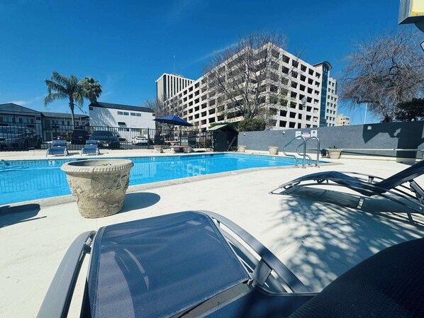 Una piscina al aire libre de temporada