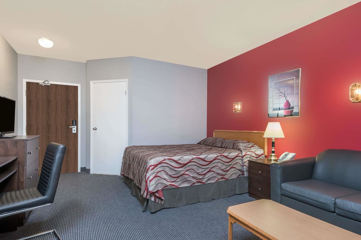 Standard Room, 1 Queen Bed | Desk, iron/ironing board, free cribs/infant beds, free WiFi