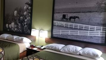 Escritorio, cortinas blackout y tabla de planchar con plancha