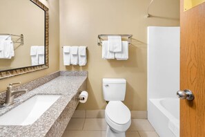 Studiosuite, 2 Queen-Betten, Nichtraucher | Badezimmer | Duschwanne, Haartrockner, Handtücher