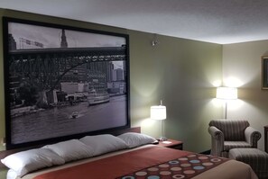 Desk, blackout curtains, iron/ironing board, rollaway beds - Super 8 by Wyndham Bellefontaine (Bellefontaine)