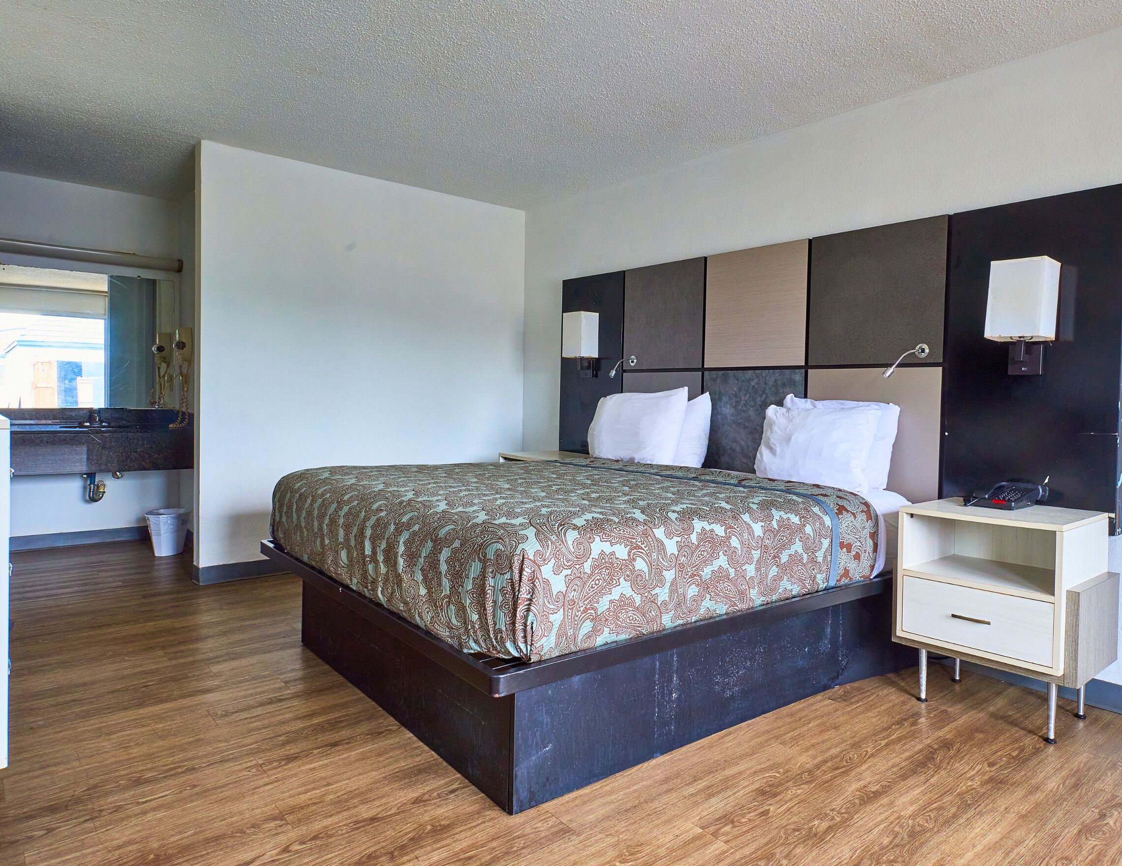 Iron/ironing board, free WiFi, bed sheets, alarm clocks