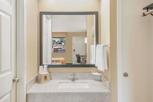 Artículos de tocador gratuitos, secador de pelo, toallas