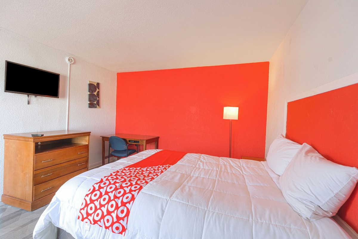 Een bureau, gratis wifi, beddengoed