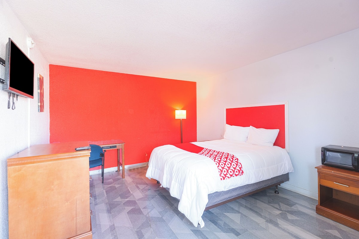Een bureau, gratis wifi, beddengoed