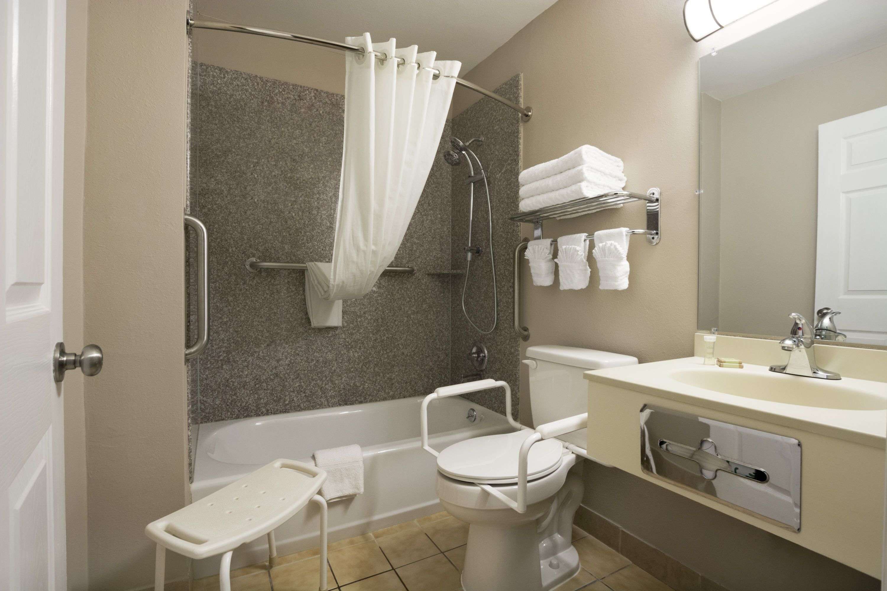 Habitación, 2 camas de matrimonio, no fumadores | Baño | Ducha y bañera combinadas y artículos de higiene personal gratuitos