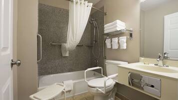 Habitación, 2 camas de matrimonio, no fumadores | Baño | Ducha y bañera combinadas y artículos de higiene personal gratuitos