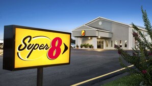 A Super 8 hotel sign and building facade. - Super 8 by Wyndham Ardmore (Ardmore)