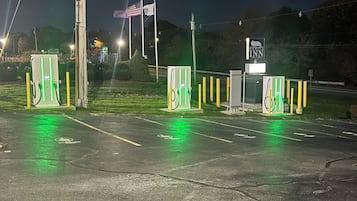 Electric vehicle charging station