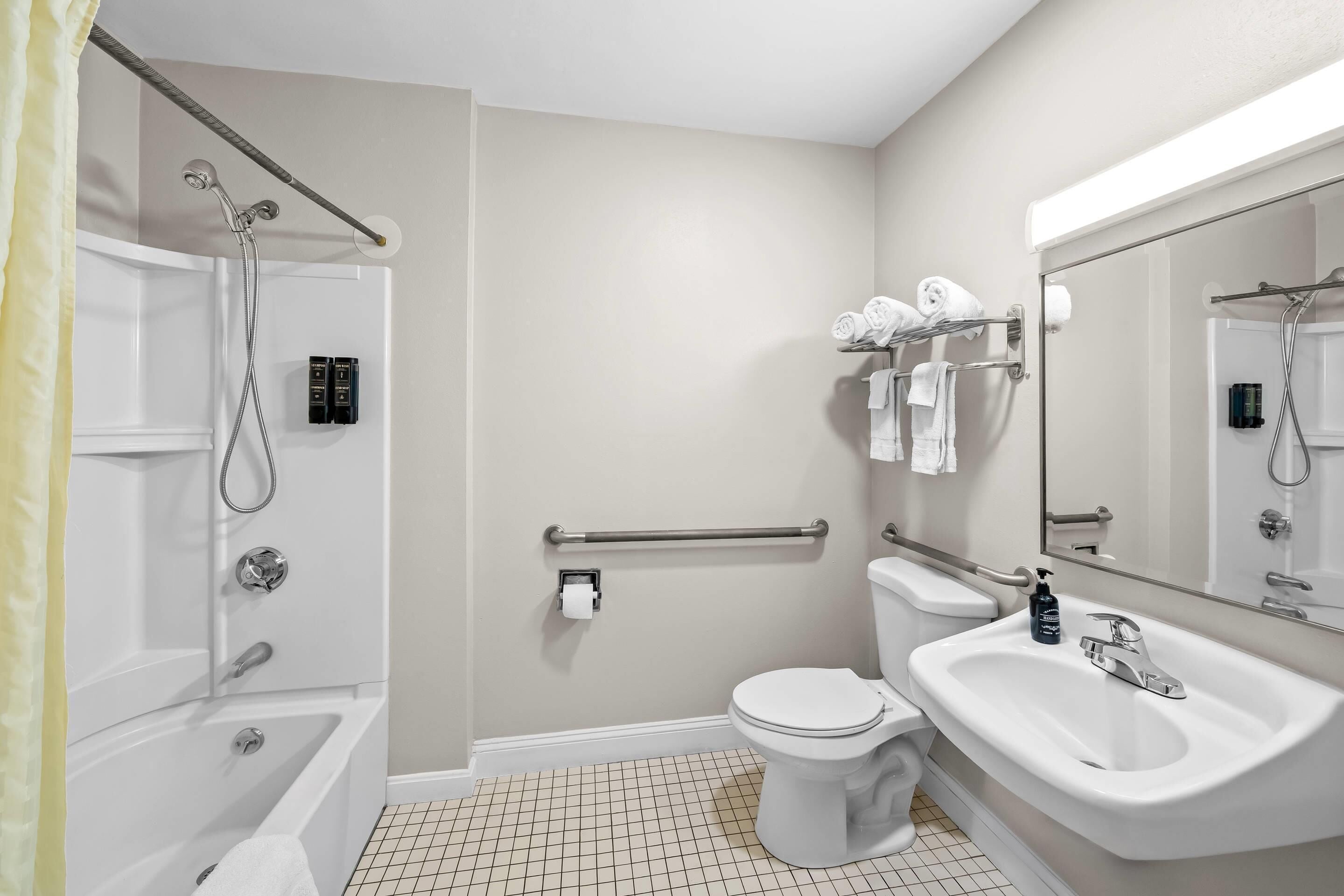 Un bagno moderno con vasca, WC e lavandino.