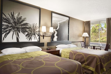 Escritorio, cortinas blackout y tabla de planchar con plancha