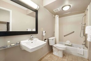 Chambre, 2 lits doubles, accessible aux personnes à mobilité réduite | Salle de bain | Ensemble douche/baignoire, articles de toilette gratuits, sèche-cheveux