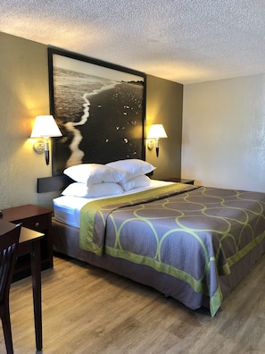 Chambre Standard, 1 trĂšs grand lit | Bureau, rideaux dâobscurcissement, fer et planche Ă repasser