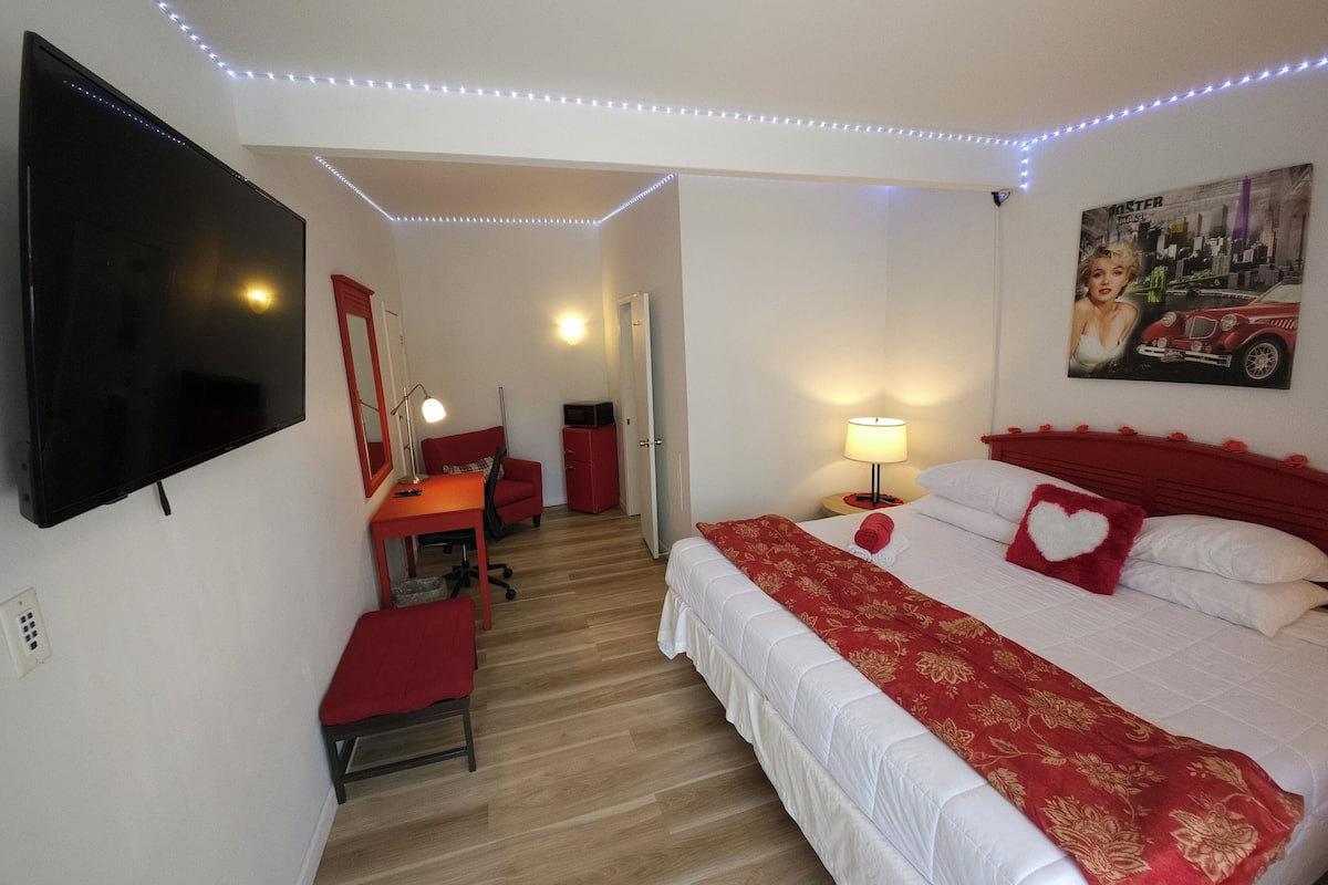 Deluxe Single Room, 1 King Bed, Smoking | Free WiFi