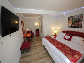 Deluxe Single Room, 1 King Bed, Smoking | Free WiFi