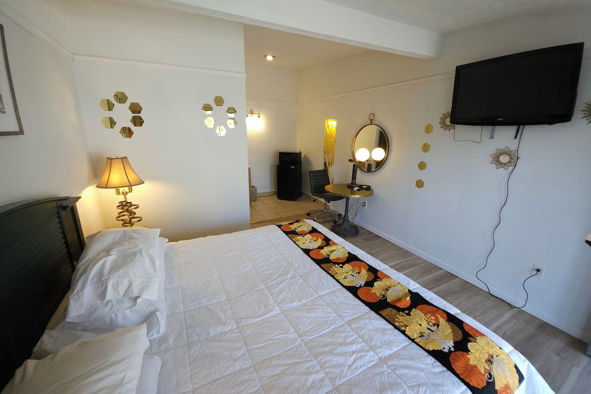 Standard Room, 1 Queen Bed, Smoking | Room amenity