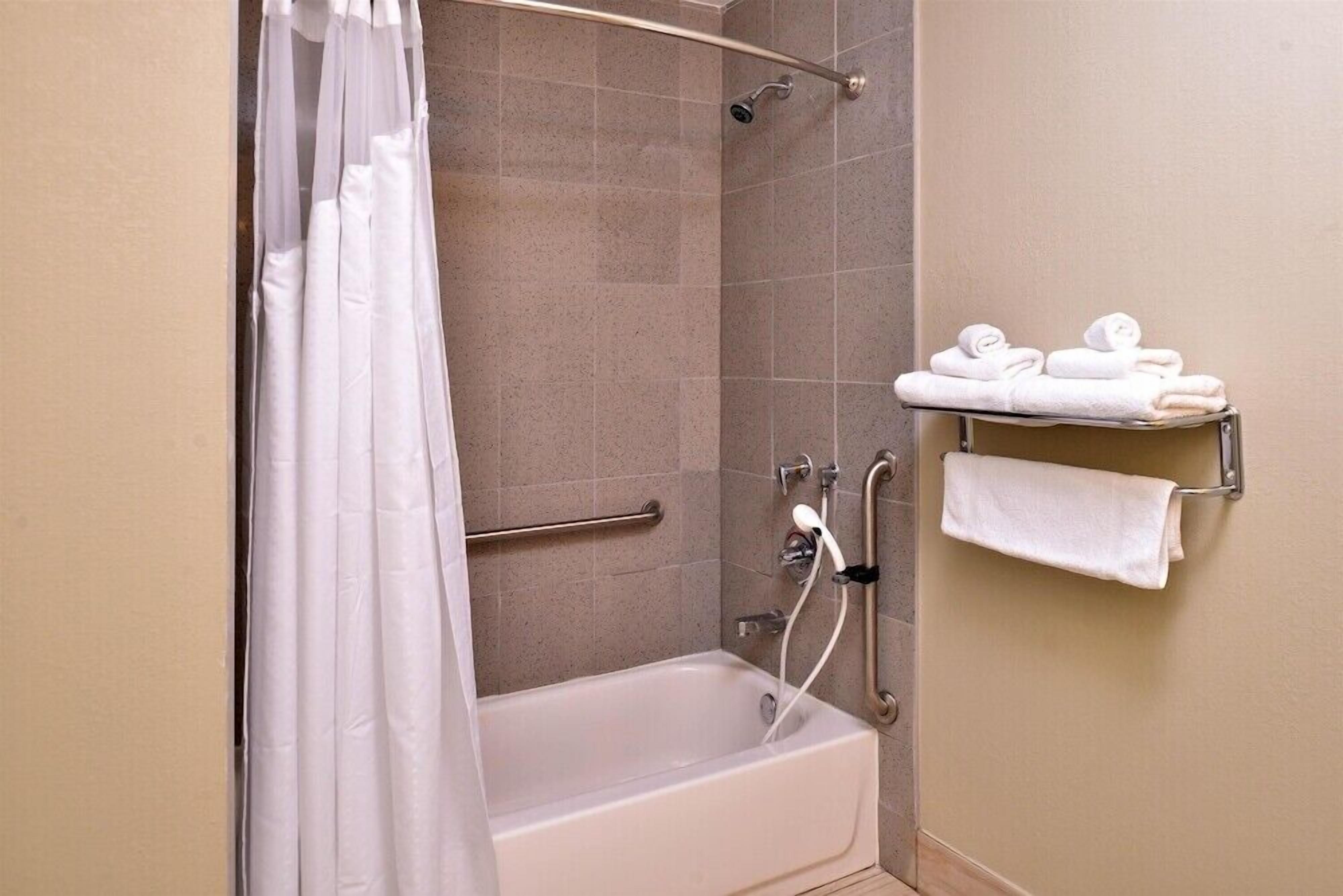 Combined shower/bathtub, free toiletries, hair dryer, towels