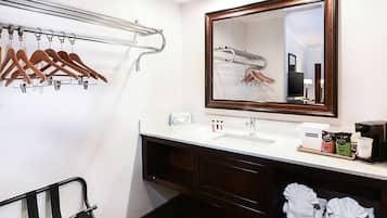 Room, 1 King Bed, Non Smoking | Bathroom | Combined shower/tub, free toiletries, hair dryer, towels