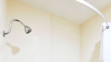 Bañera con ducha, artículos de tocador gratuitos, secador de pelo