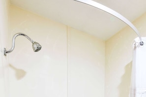 Combined shower/bathtub, free toiletries, hair dryer, towels