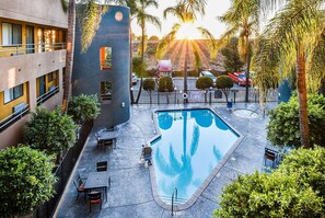 Outdoor pool - Travelodge by Wyndham Commerce Los Angeles Area (Los Angeles)
