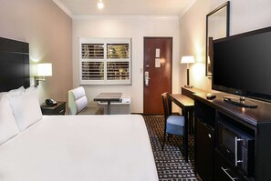Desk, rollaway beds, free WiFi, bed sheets - Travelodge by Wyndham Commerce Los Angeles Area (Los Angeles)