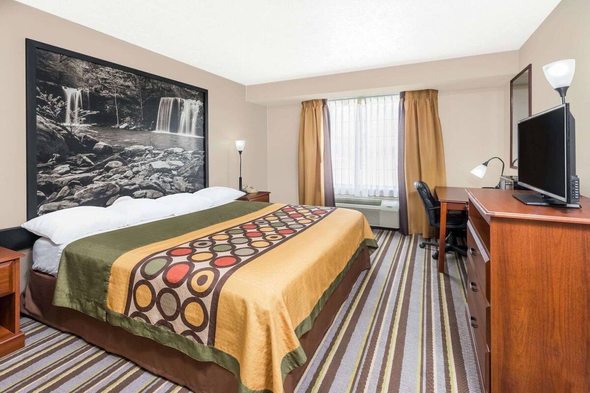 Bureau, fer et planche à repasser, lits bébé (gratuits)