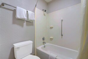 Regadera, amenidades de baño gratuitas, toallas 