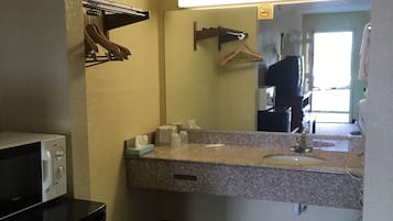 Shower, free toiletries, towels