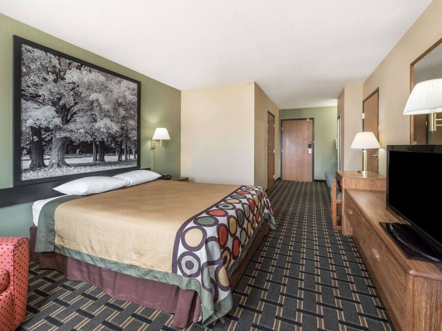 Skrivebord, strykejern/-brett og barnesenger (inkludert)