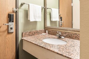 Bañera con ducha, secador de pelo, toallas