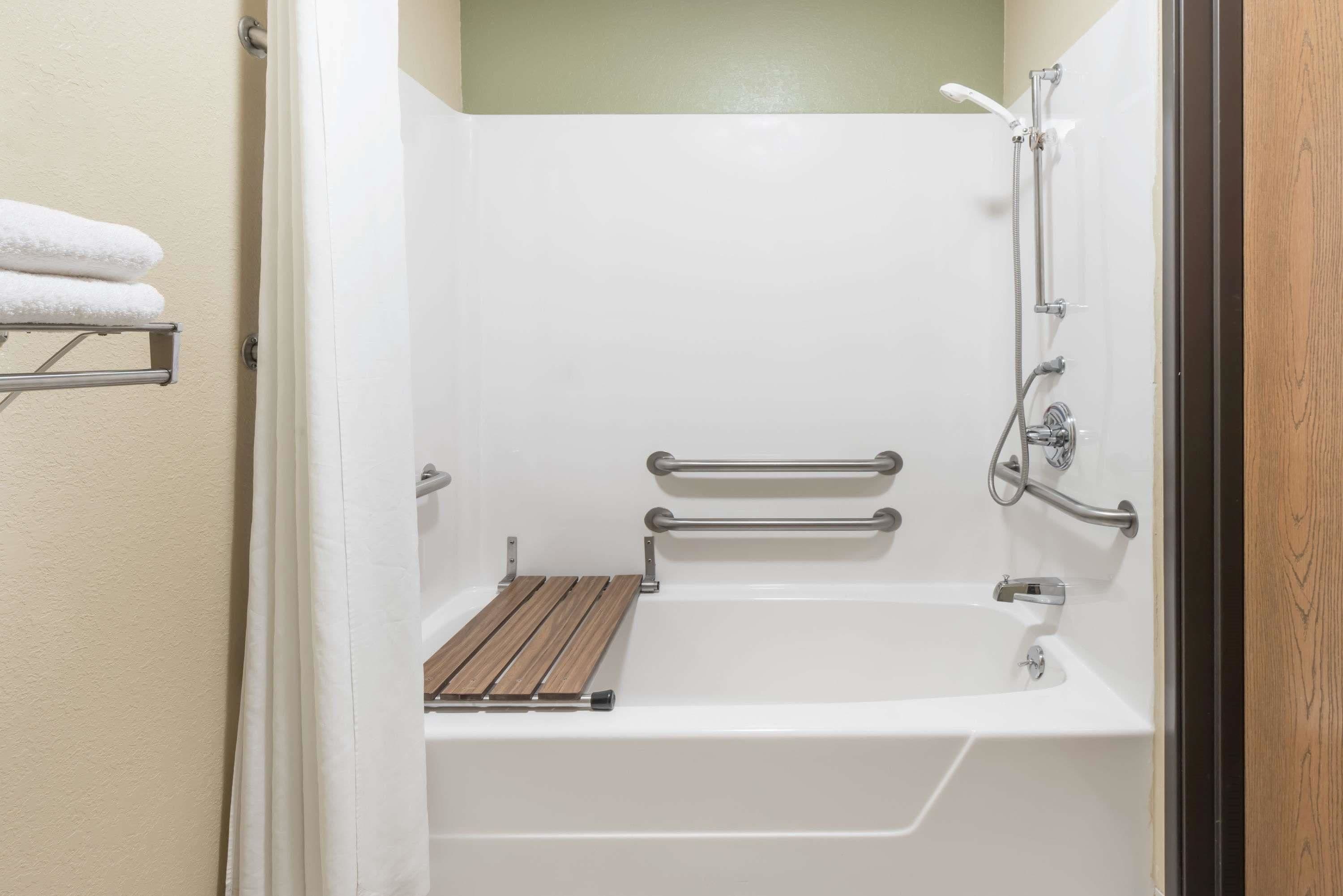 Combined shower/bathtub, hair dryer, towels