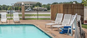 Super 8 by Wyndham San Marcos